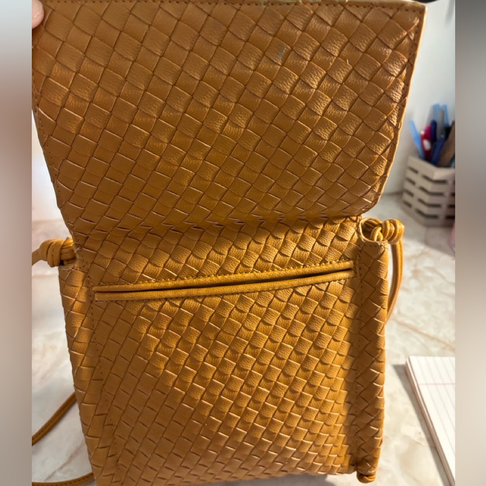 Sondra Robert’s woven leather crossbody bag with 2 front flaps and back pocket - Picture 4 of 4